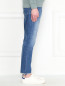 Укороченные джинсы из светлого денима с потертостями 7 For All Mankind  –  МодельВерхНиз2