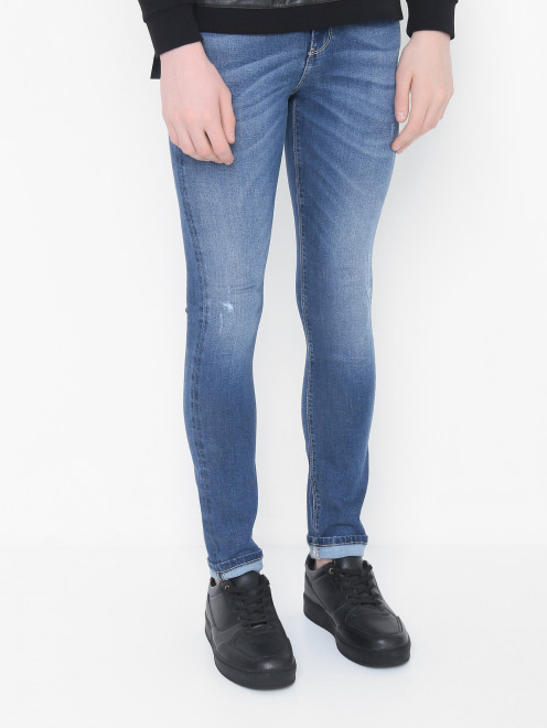 Прямые джинсы с надрезами - МодельВерхНиз