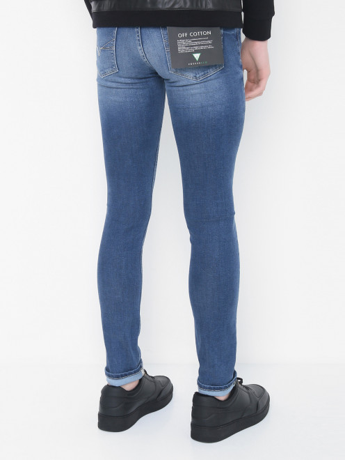 Прямые джинсы с надрезами - МодельВерхНиз1