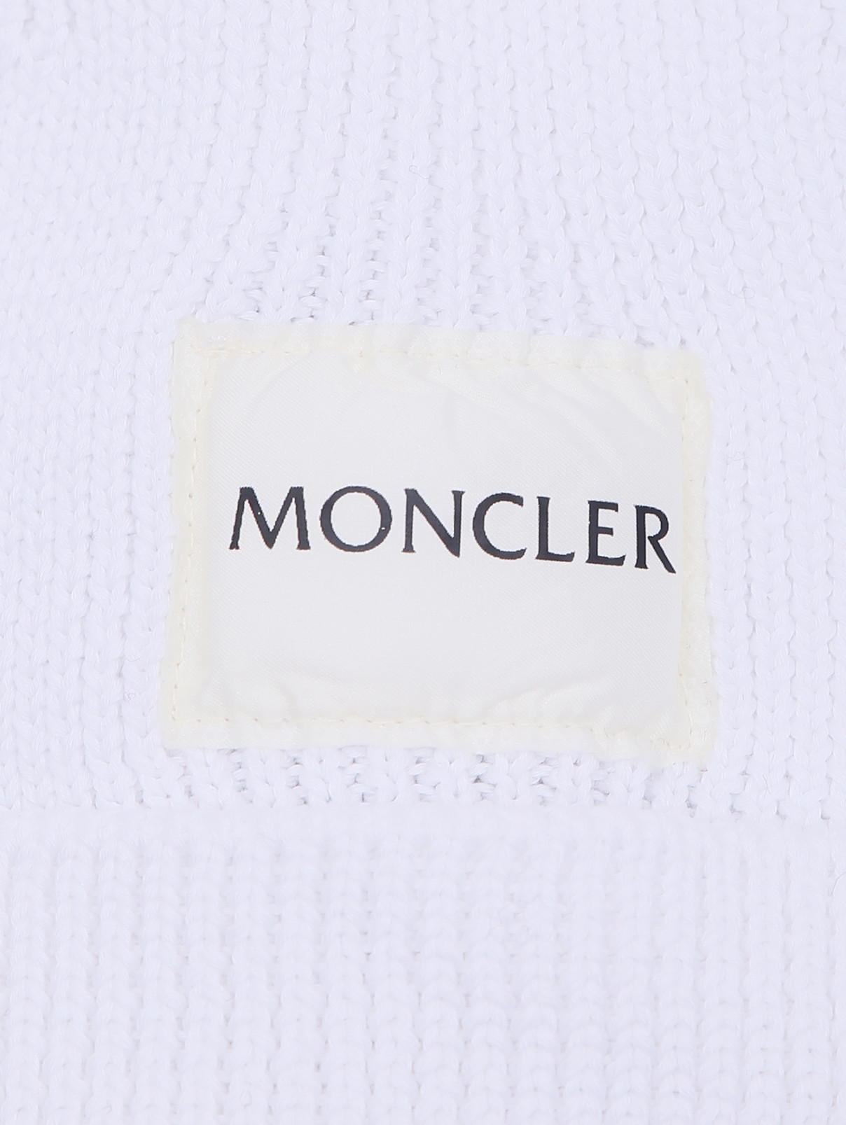 Однотонная шапка с логотипом Moncler  –  Деталь1  – Цвет:  Белый