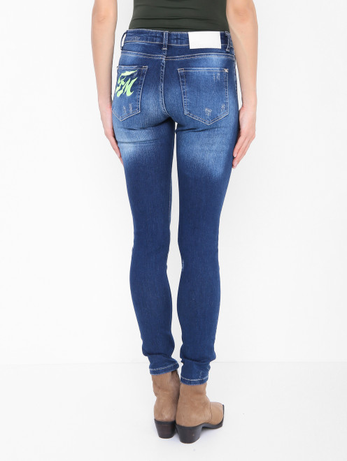 Зауженные джинсы с потертостями - МодельВерхНиз1