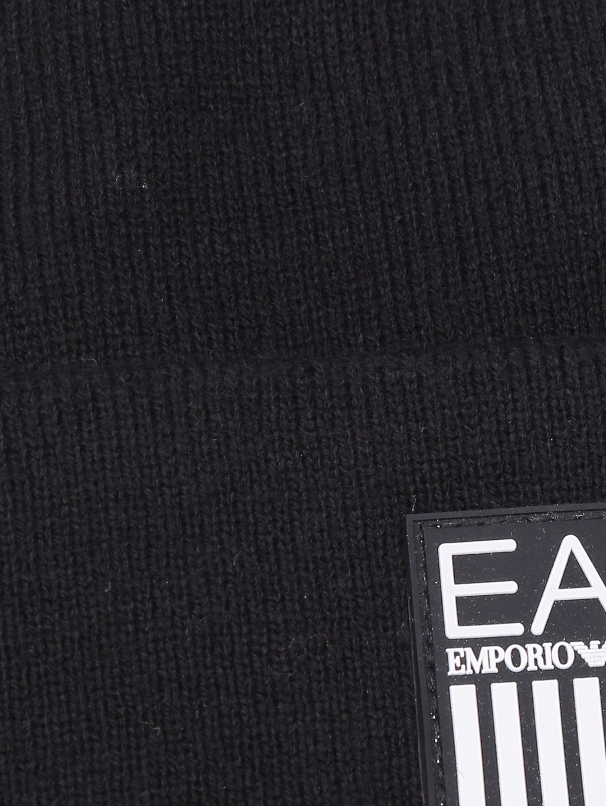 Шапка мелкой вязки с узором EA 7  –  Деталь  – Цвет:  Черный