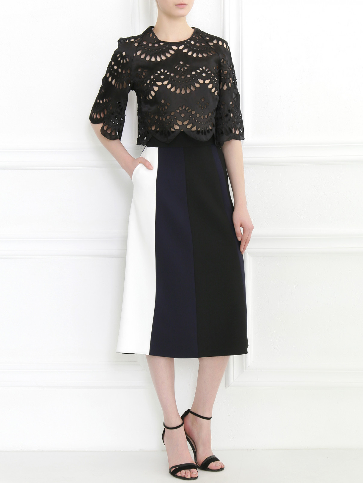 Укороченная блуза из шелка с перфорацией Keepsake  –  Модель Общий вид  – Цвет:  Черный