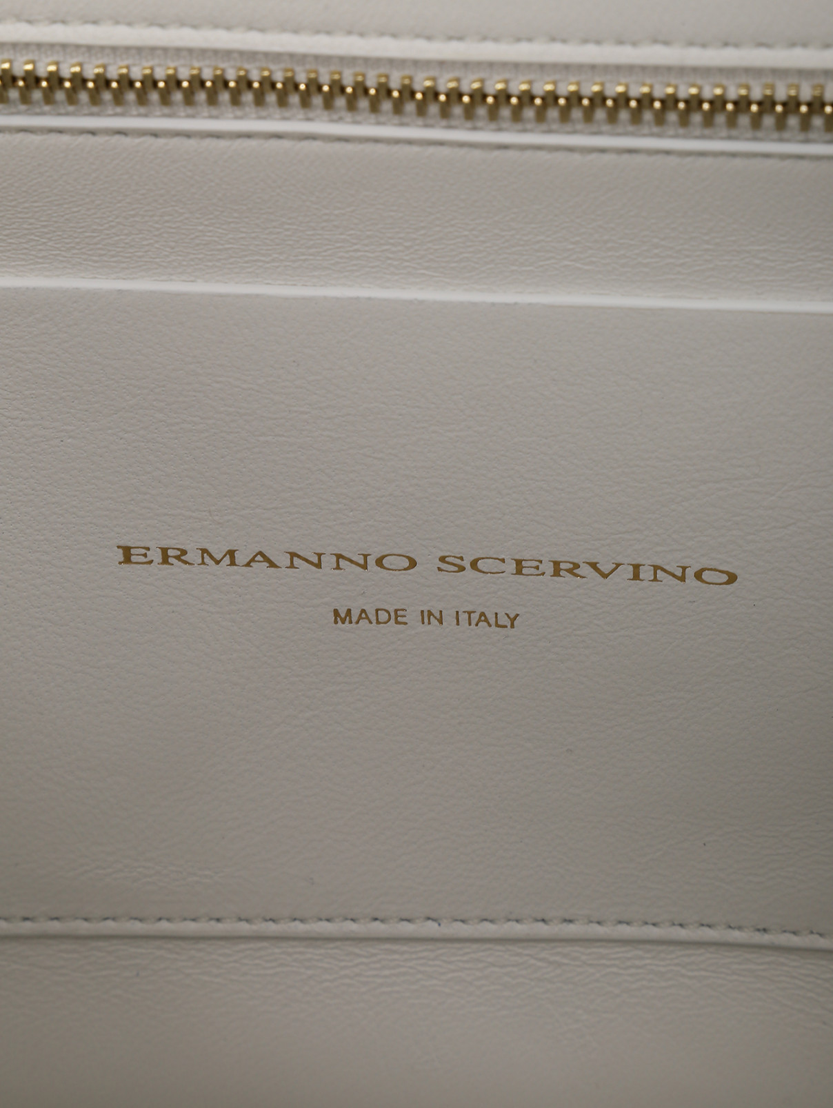 Сумка из искусственного меха с золотой фурнитурой Ermanno Scervino  –  Деталь1  – Цвет:  Белый