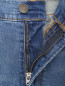 Джинсы прямого кроя с потертостями Tommy Jeans  –  Деталь1