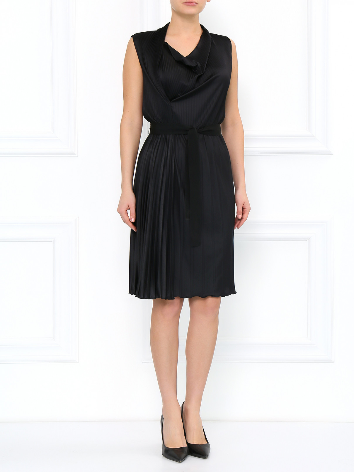 Платье-миди с плиссировкой и поясом Moschino Cheap&Chic  –  Модель Общий вид  – Цвет:  Черный