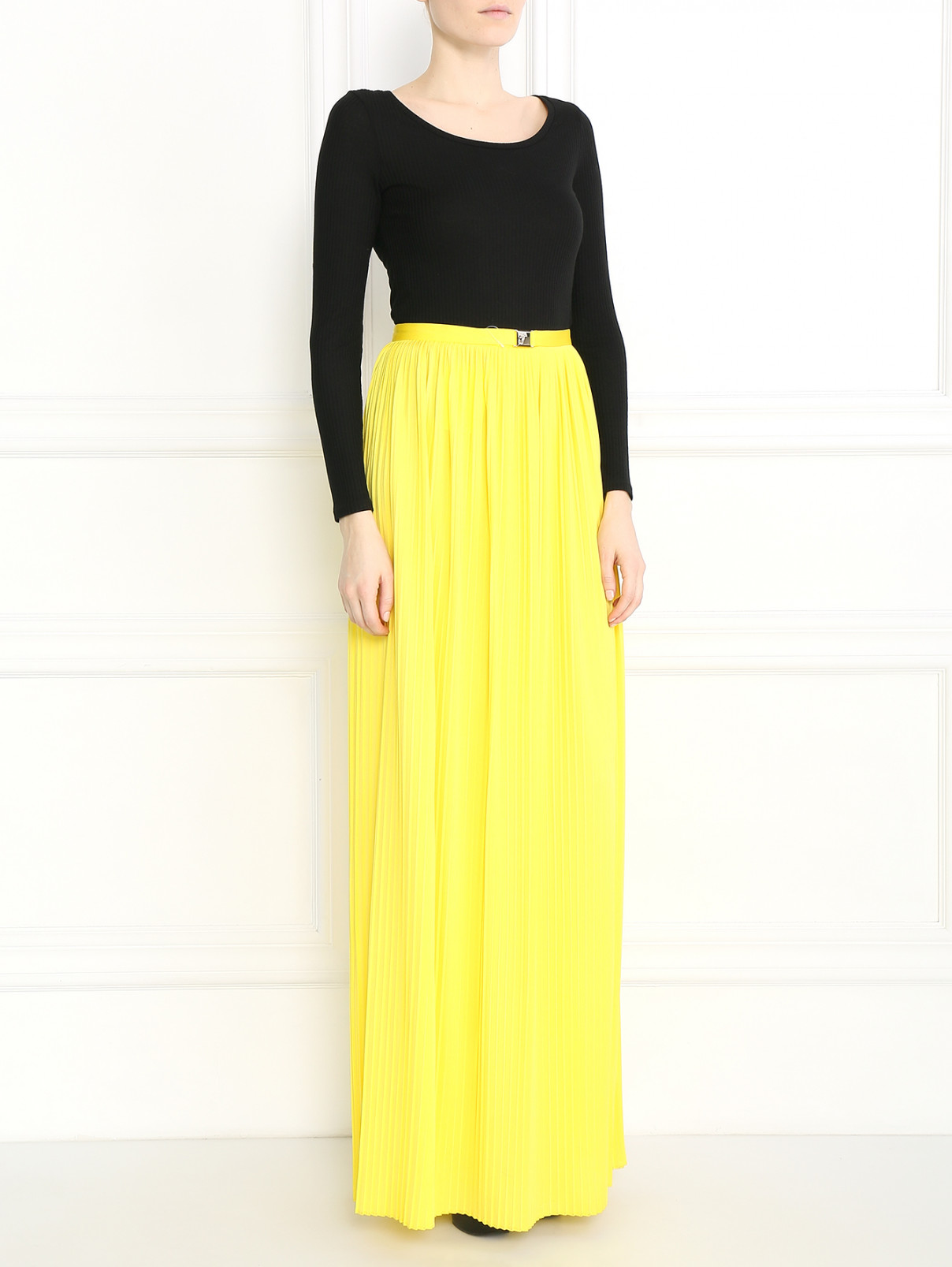 Плиссированная юбка-макси с металлической фурнитурой Versace Collection  –  Модель Общий вид  – Цвет:  Желтый
