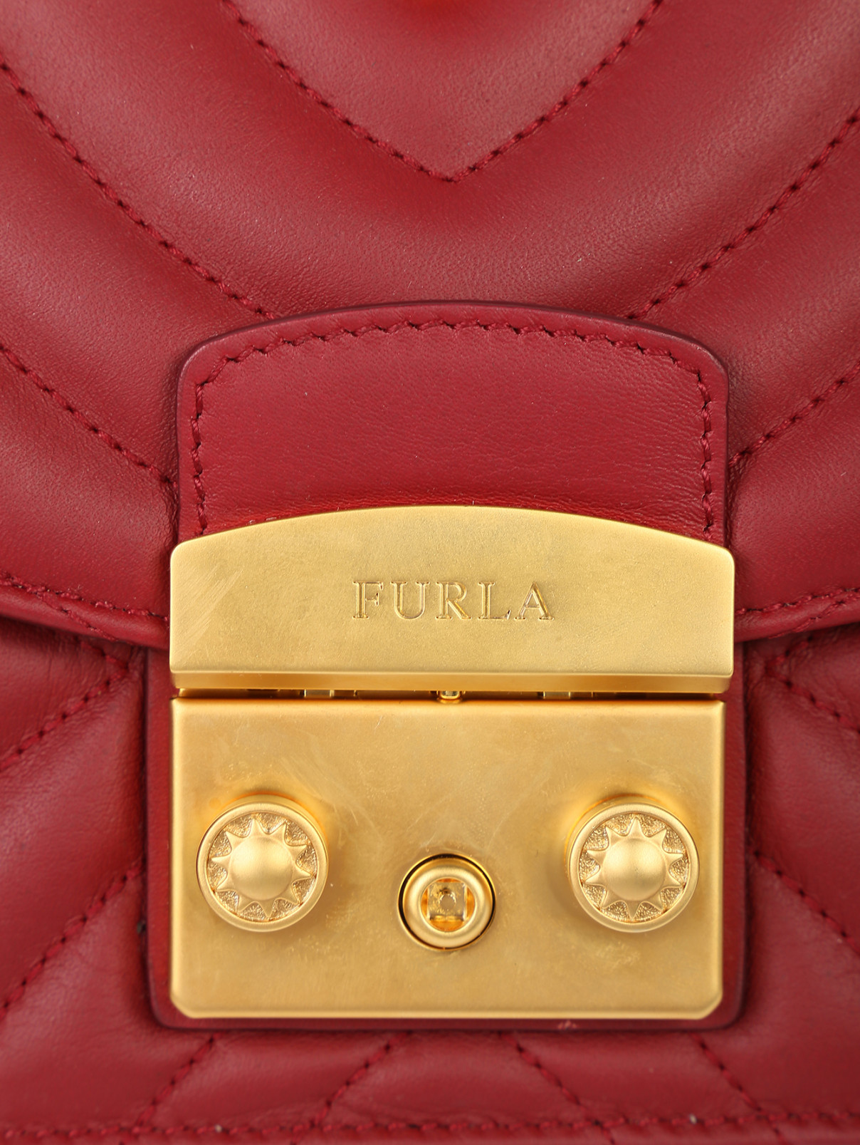 Furla вишневая сумка кожаная с золотой фурнитурой (63103) купить со скидкой  – распродажа в Боско Аутлет