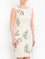 Платье-футляр декорированное вышивкой Moschino  –  Модель Верх-Низ