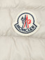 Стеганая куртка на молнии с капюшоном Moncler  –  Деталь
