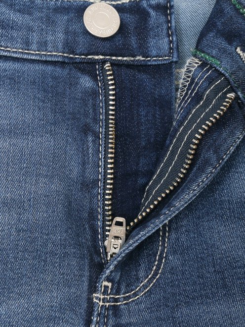 Прямые джинсы с надрезами - Деталь