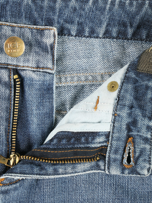 Укороченные джинсы с потертостями - Деталь1