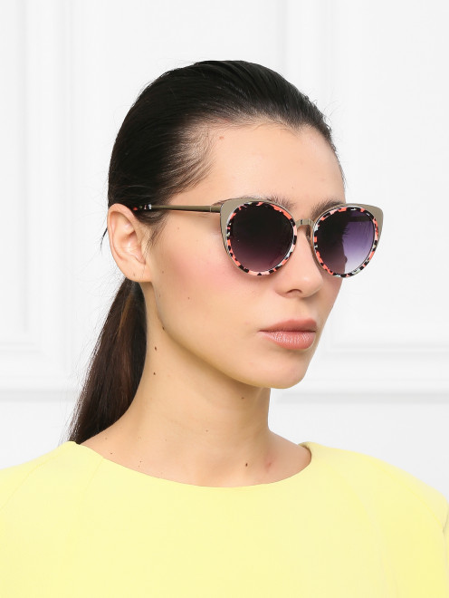 Солнцезащитные очки с узором в оправе из пластика и металла - Общий вид