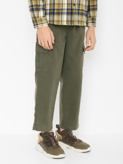 Однотонные брюки с накладными карманами - МодельВерхНиз
