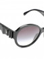Солнцезащитные очки в круглой пластиковой оправе с декором на дужках Chanel  –  Деталь