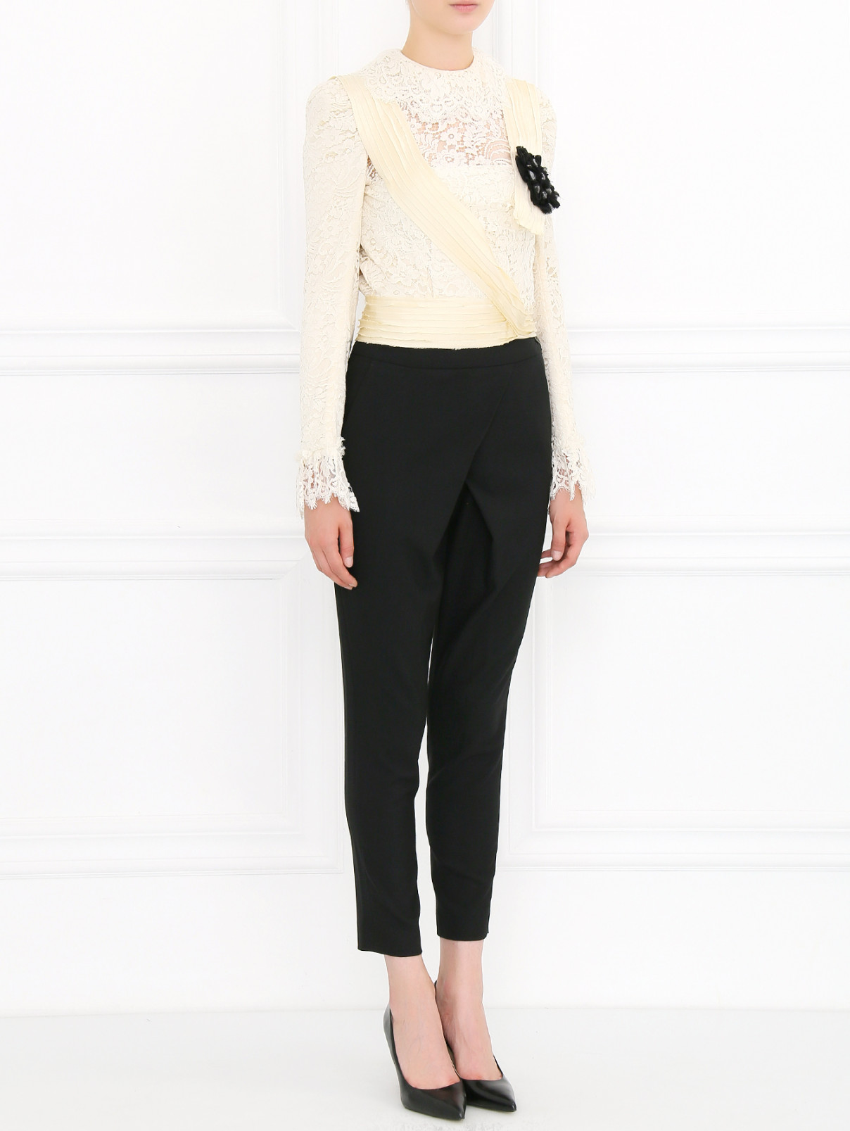 Кружевная блуза с декором Dolce & Gabbana  –  Модель Общий вид  – Цвет:  Бежевый