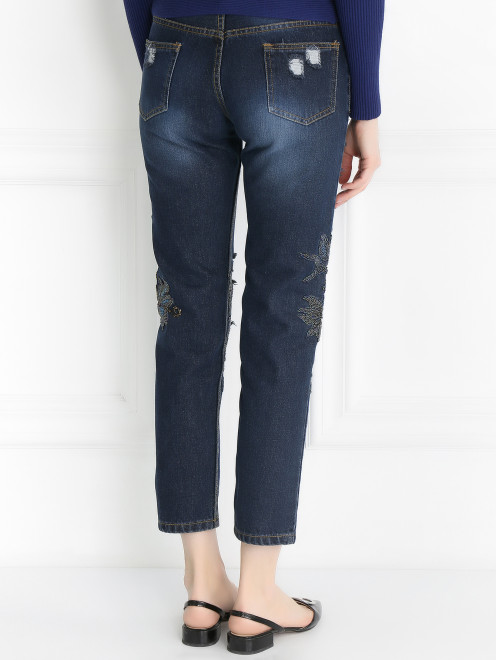 Укороченные джинсы с потертостями и вышивкой из бисера - Модель Верх-Низ1