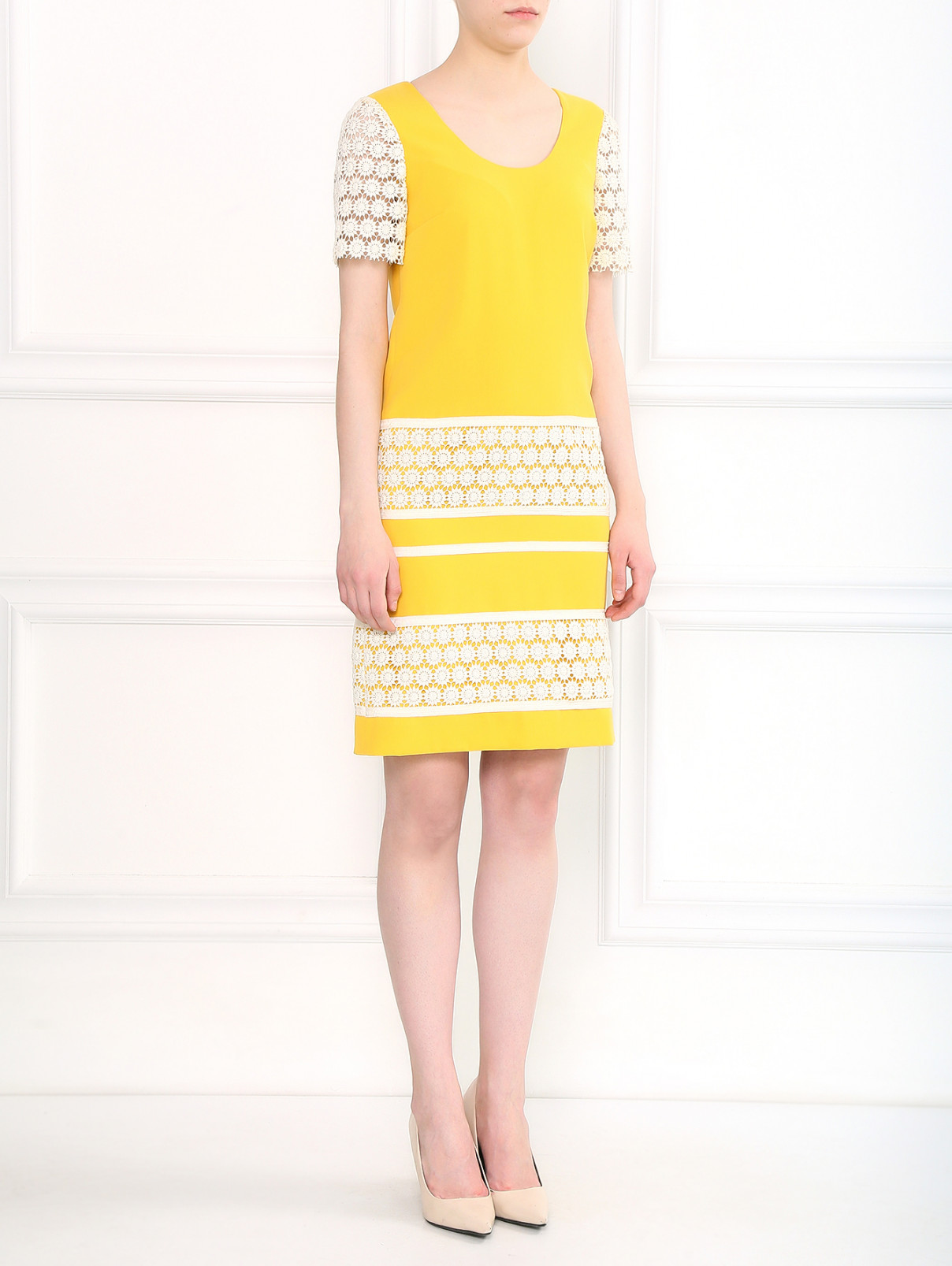 Платье-мини с отделкой из кружев Moschino  –  Модель Общий вид  – Цвет:  Желтый