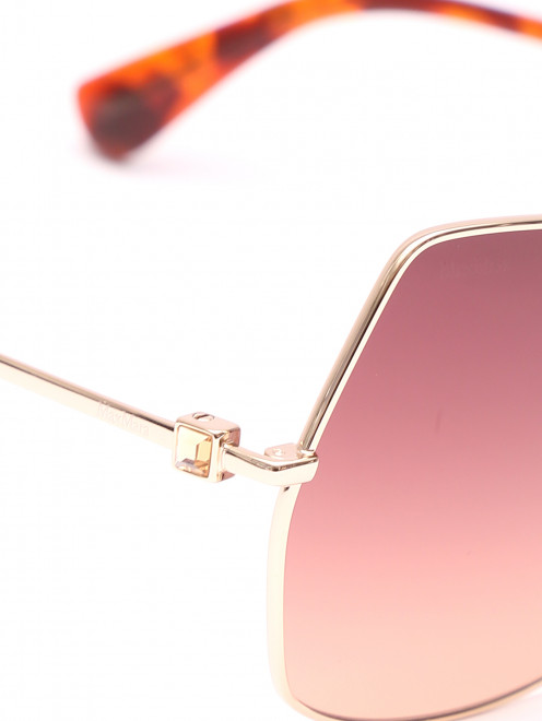Солнцезащитные очки в оправе из металла - Деталь