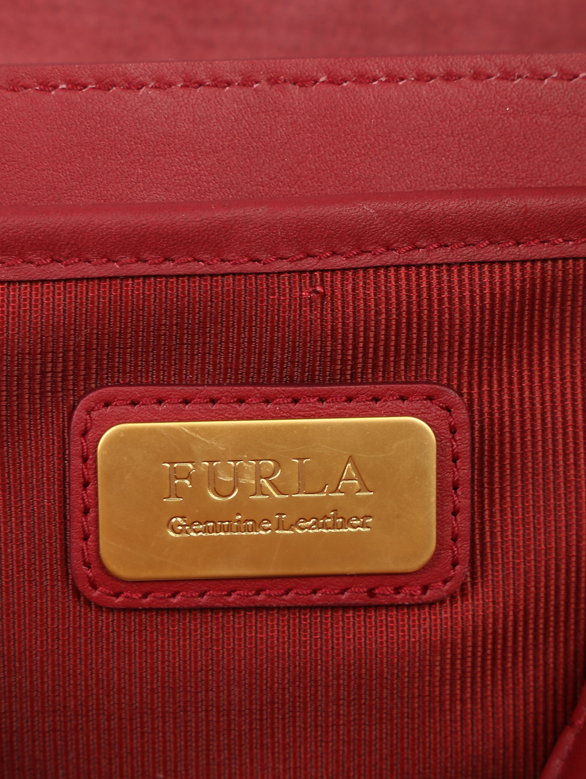 Furla вишневая сумка кожаная с золотой фурнитурой (63103) купить со скидкой  – распродажа в Боско Аутлет