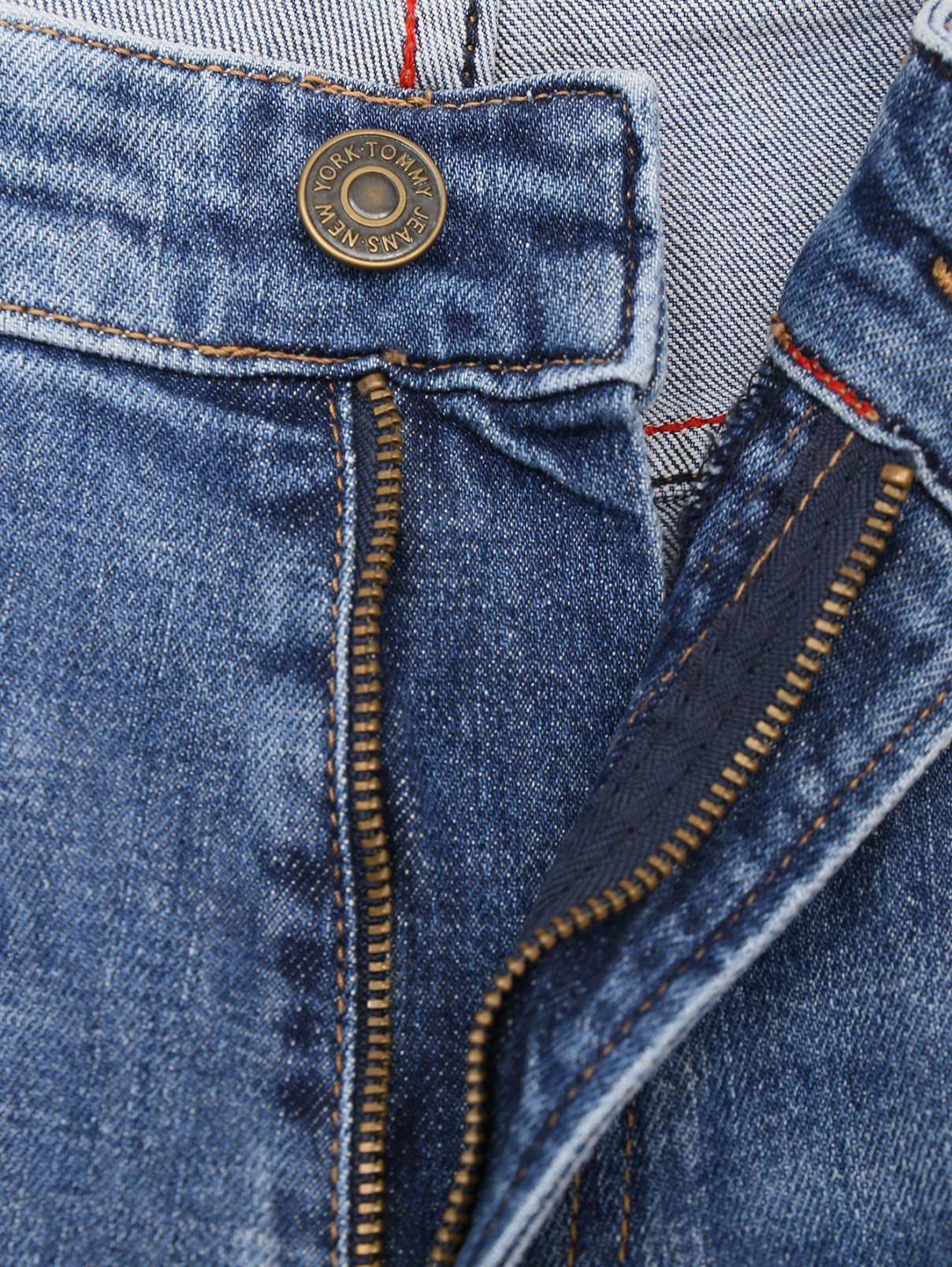 Джинсы зауженного кроя с потертостями Tommy Jeans  –  Деталь1  – Цвет:  Синий