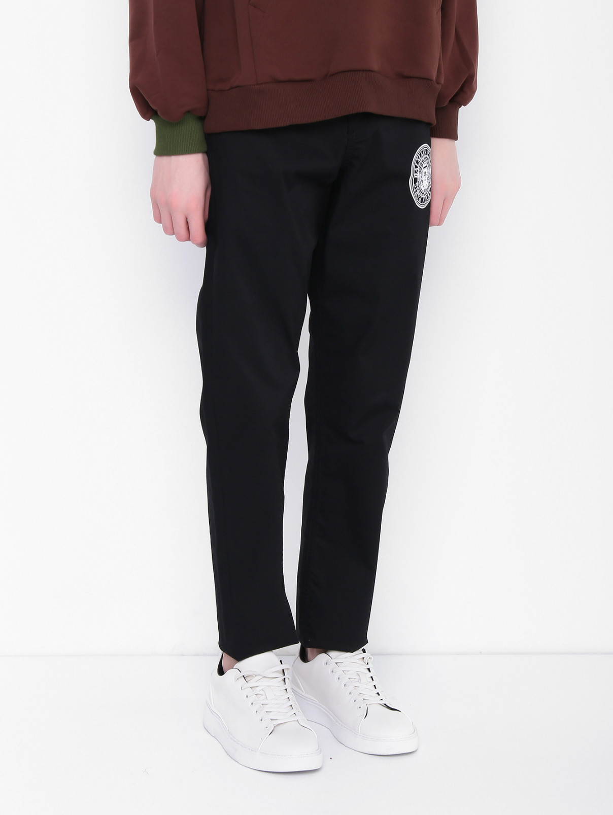Хлопковые брюки с принтом BALMAIN  –  МодельВерхНиз  – Цвет:  Черный