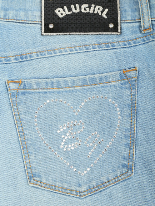 Широкие джинсы из светлого денима с декоративной отделкой  - Деталь