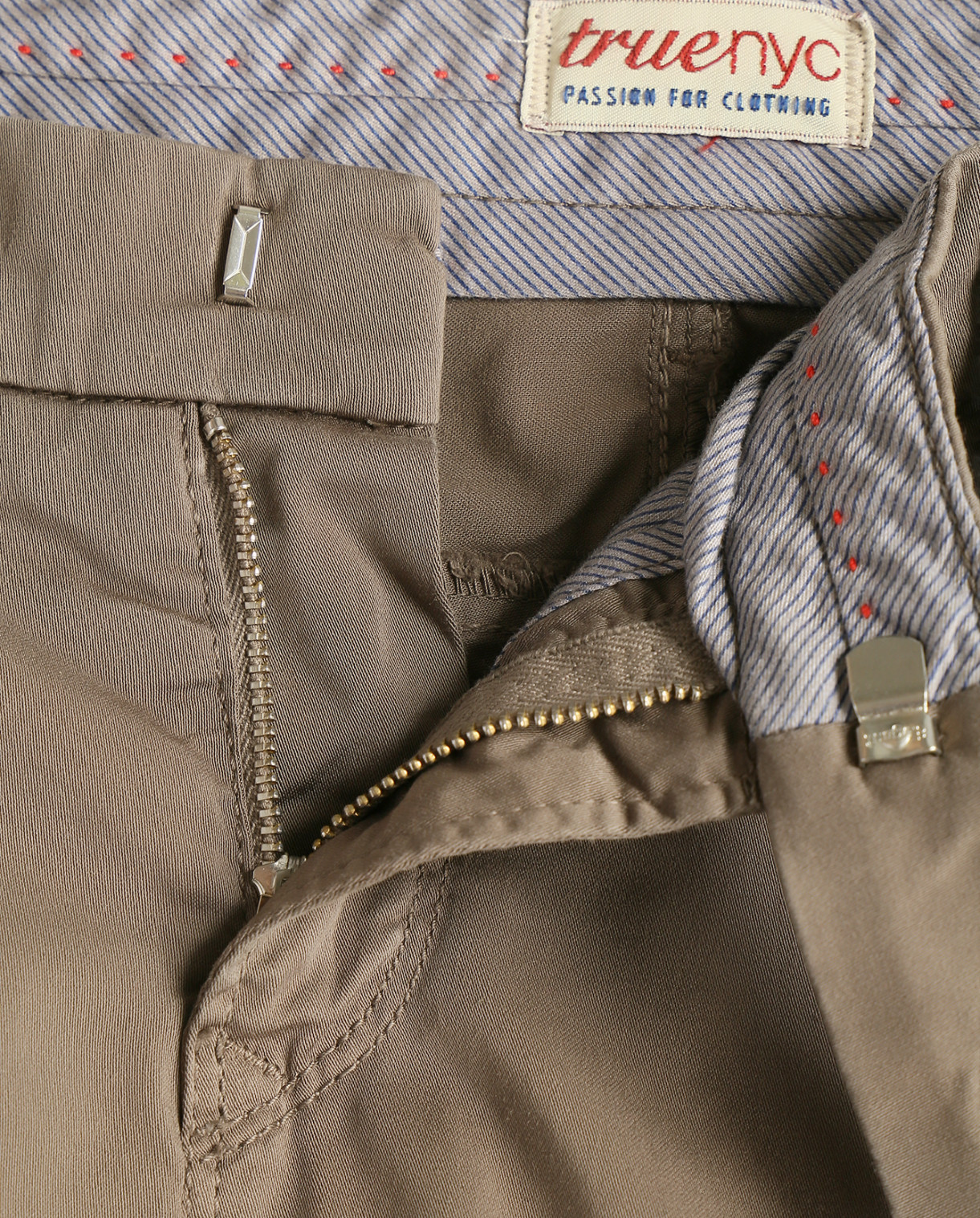 Укороченные брюки из хлопка True NYC  –  Деталь  – Цвет:  Коричневый