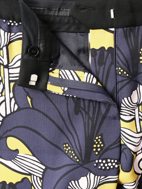 Широкие брюки с боковыми карманами и цветочным узором - Деталь1