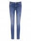 Зауженные джинсы с принтом Love Moschino  –  Общий вид