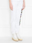 Трикотажные брюки из хлопка декорированные вишивкой Moschino  –  МодельВерхНиз