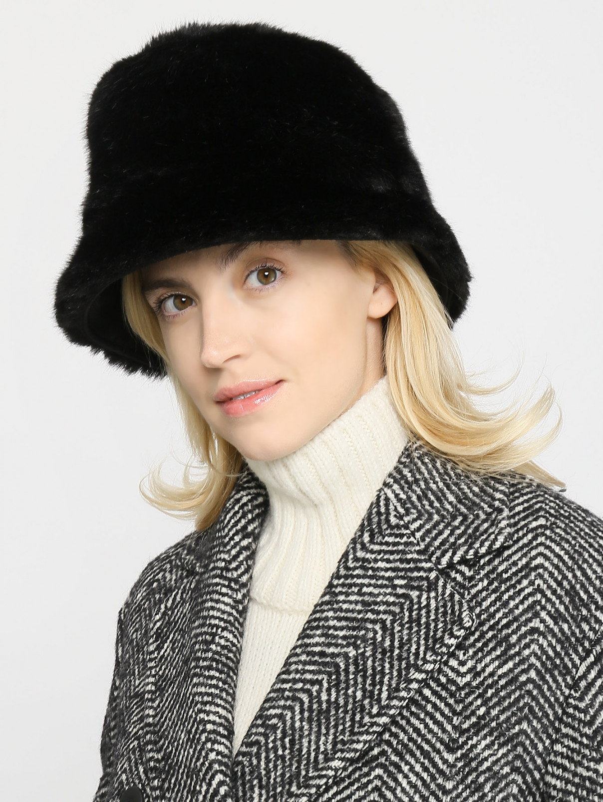 Панама из меха с логотипом Ermanno Scervino  –  МодельОбщийВид  – Цвет:  Черный