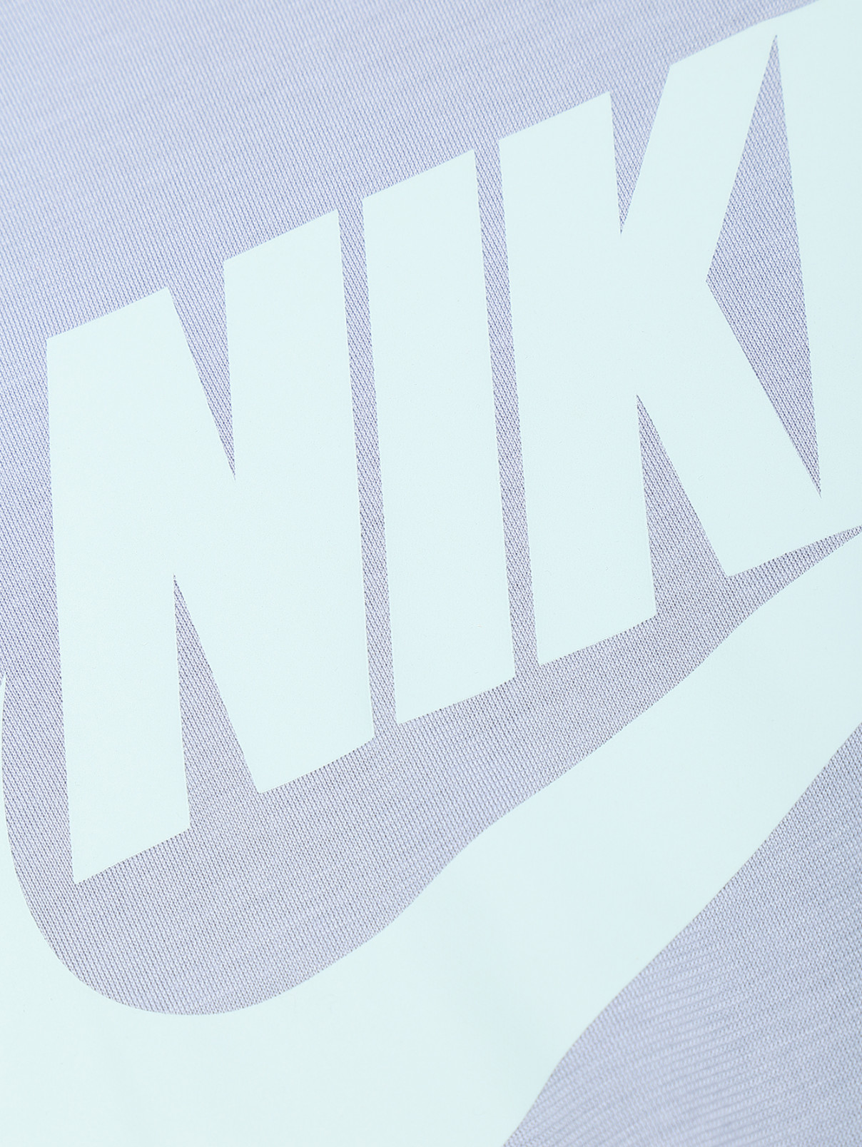 Однотонная футболка с принтом Nike  –  Деталь