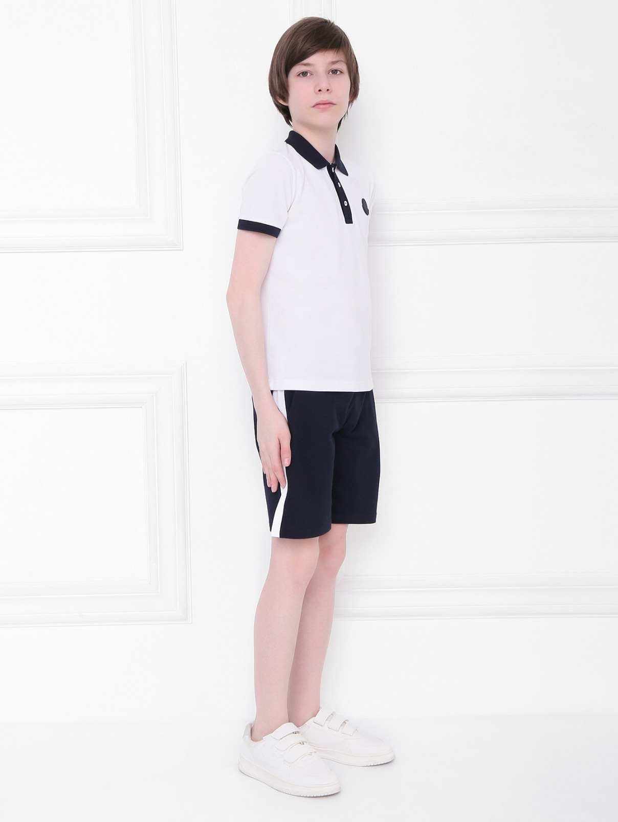 Костюм из хлопка, поло и шорты Moncler  –  МодельОбщийВид1  – Цвет:  Белый