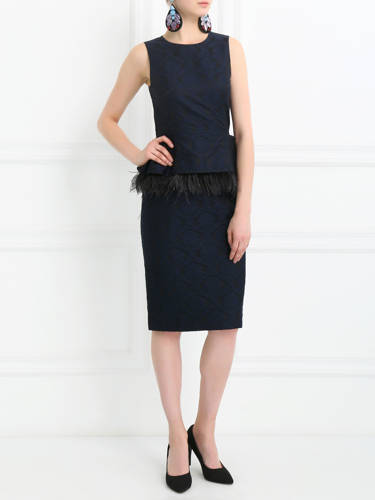 Платье-футляр с баской, декорированное перьями Michael Kors  –  Модель Общий вид  – Цвет:  Синий