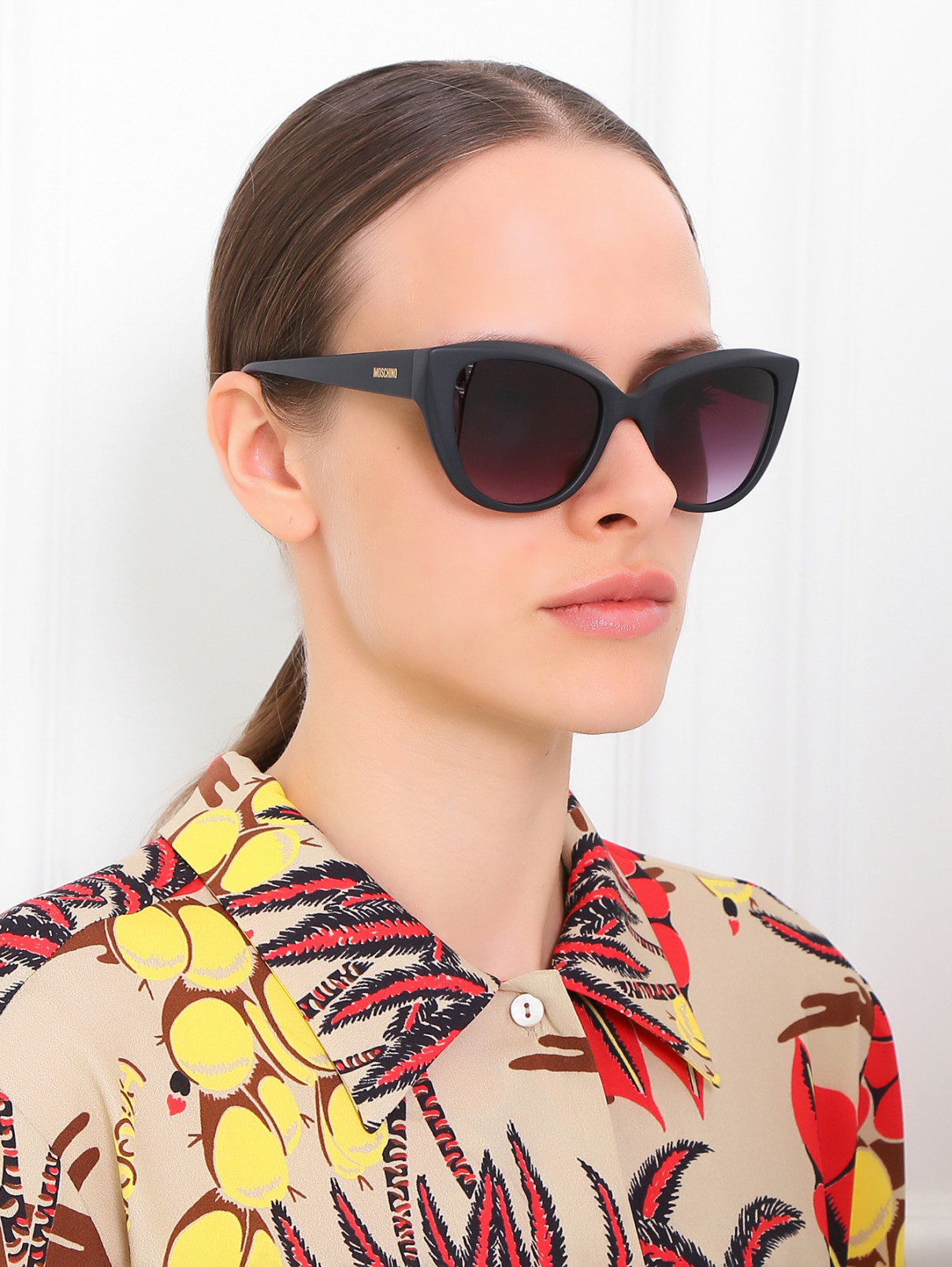 Солнцезащитные очки в пластиковой оправе Moschino  –  Модель Общий вид  – Цвет:  Коричневый