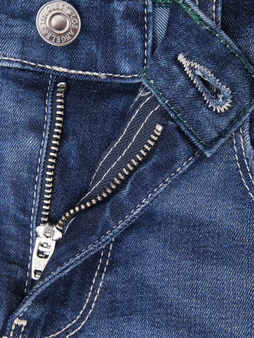 Узкие джинсы с надрезами - Деталь