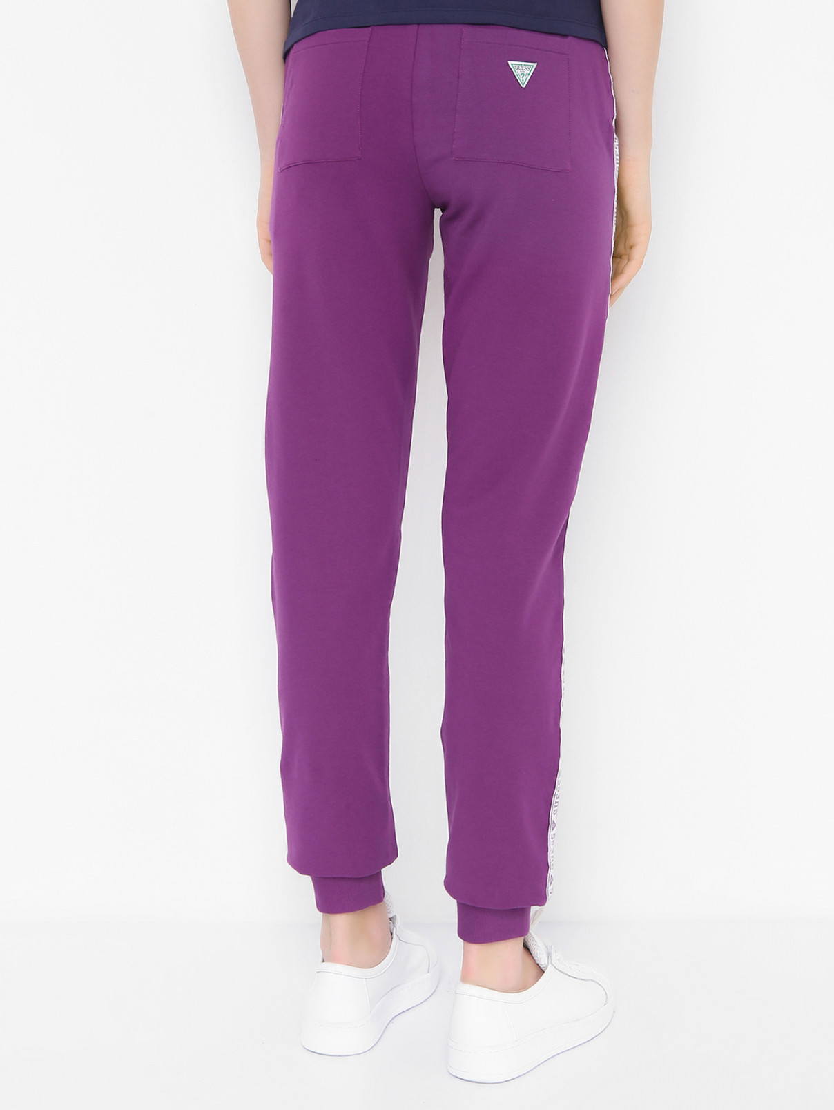 Трикотажные брюки с лампасами Guess  –  МодельВерхНиз1  – Цвет:  Фиолетовый