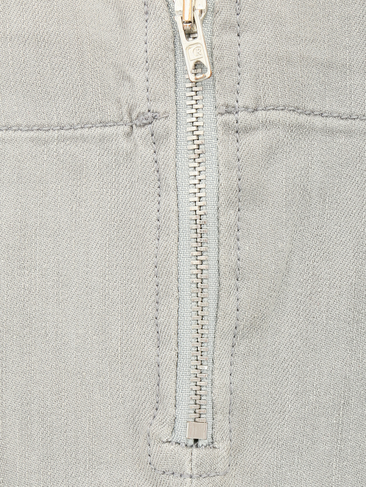 Джинсы с вышивкой и молниями на манжетах Moschino  –  Деталь2  – Цвет:  Серый