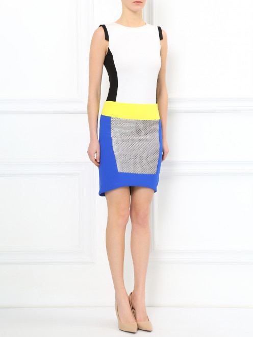 Платье-футляр с контрастными вставками, декорированное пайетками Iceberg - Модель Общий вид