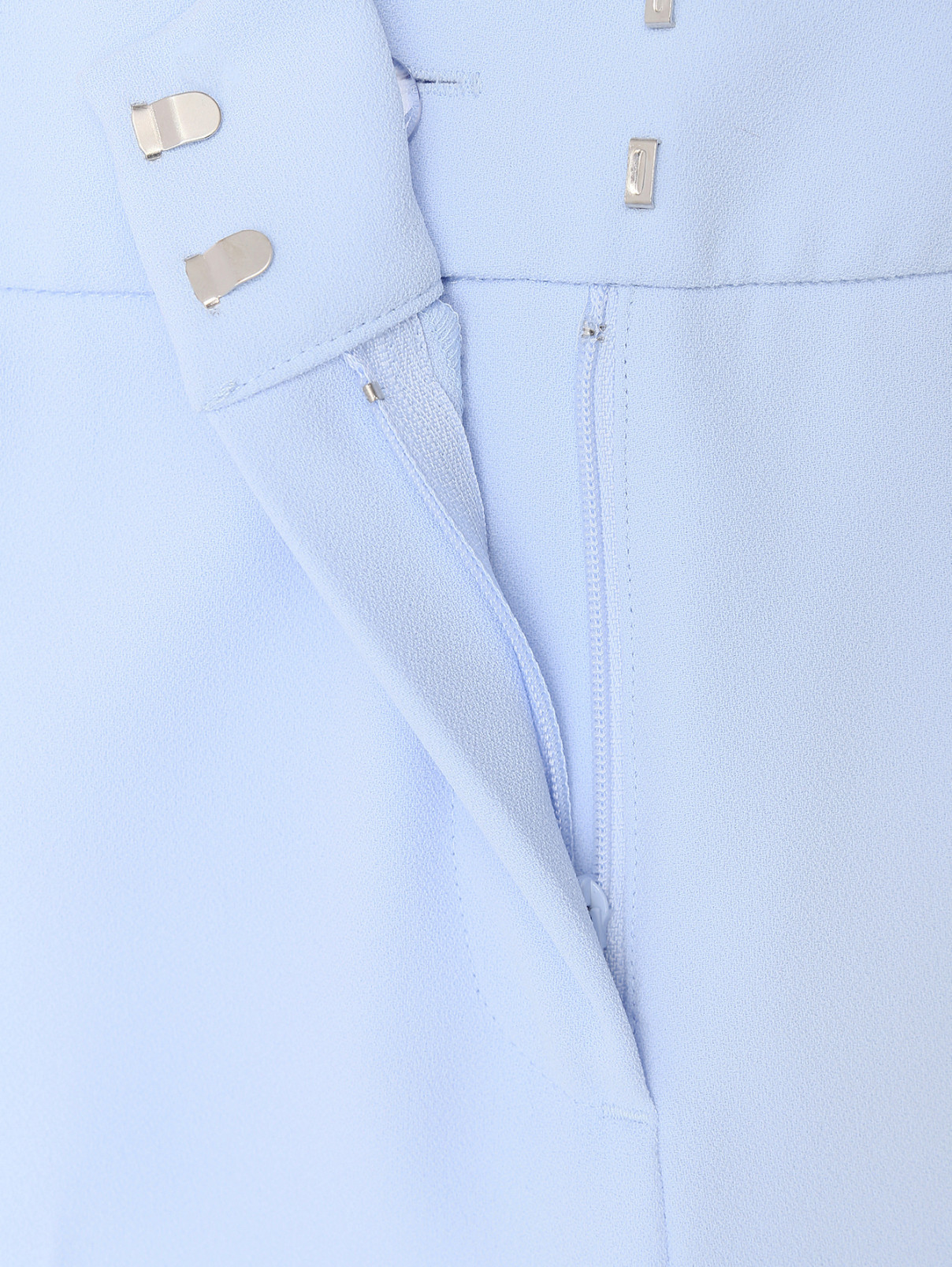Прямые укороченые брюки со стрелкой Comma  –  Деталь1