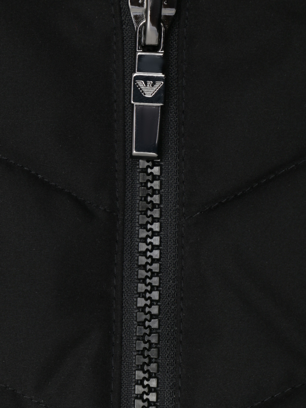 Стеганая куртка с капюшоном EA 7  –  Деталь  – Цвет:  Черный