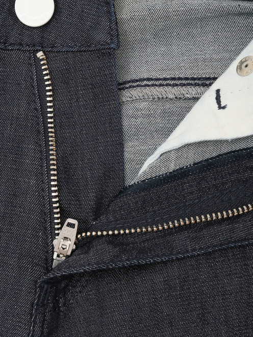 Джинсы с логотипом на заднем кармане - Деталь