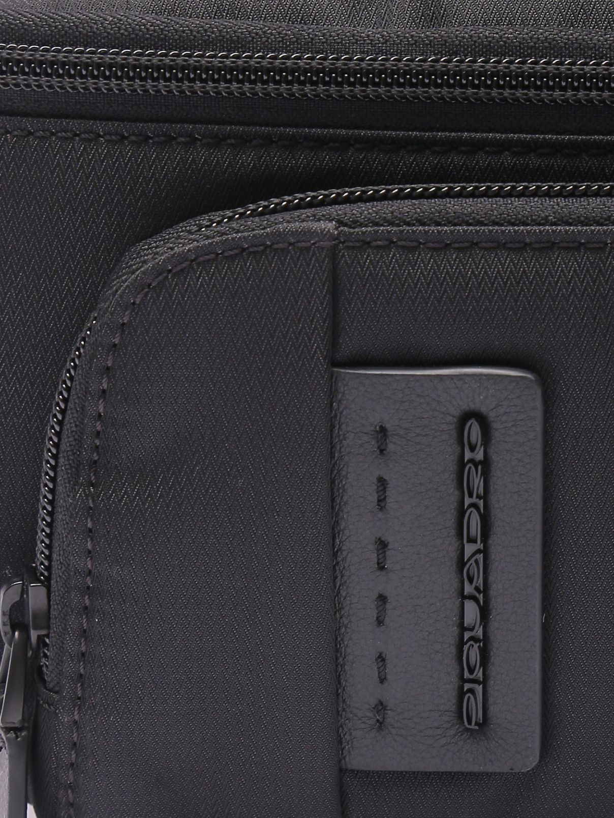 Поясная сумка из текстиля с логотипом Piquadro  –  Деталь  – Цвет:  Черный