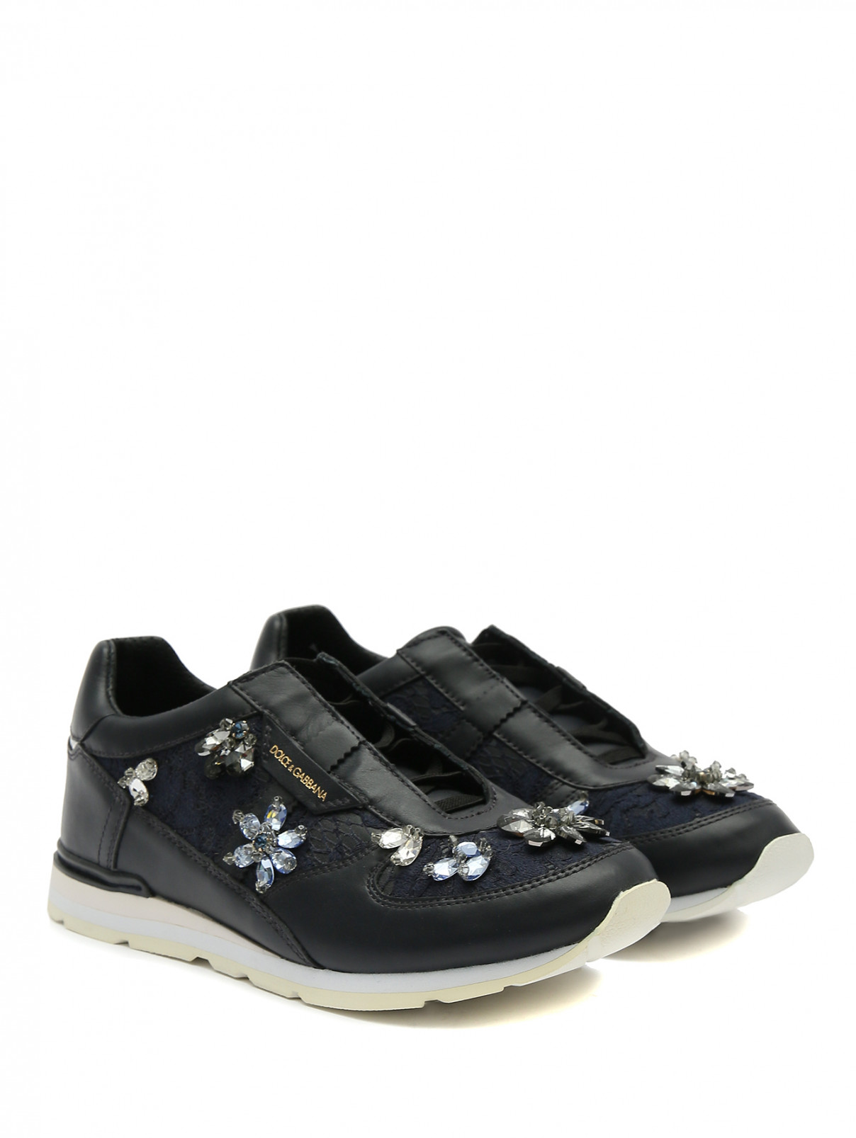 Кроссовки декорированные кружевом и  кристаллами Dolce & Gabbana  –  Общий вид  – Цвет:  Черный