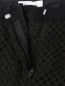 Узкие укороченные брюки из перфорированного хлопка с шелковыми вставками Costume National  –  Деталь1