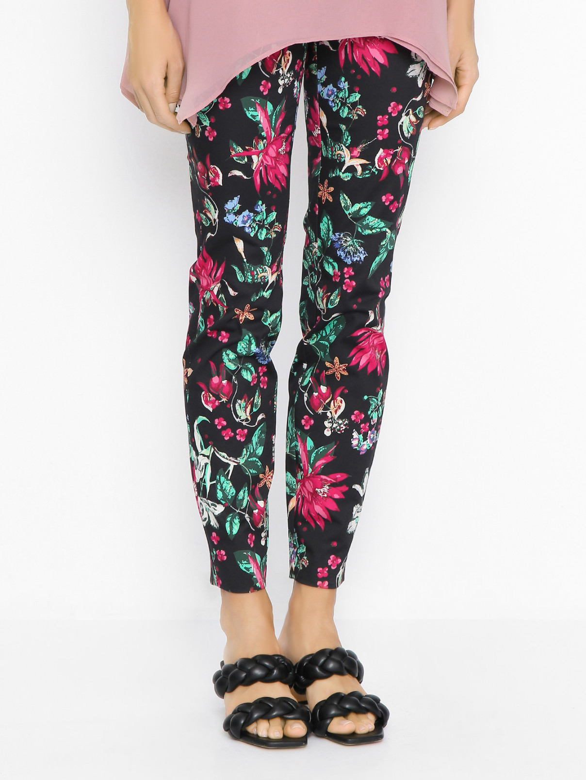 Прямые брюки из хлопка с цветочным узором Comma  –  МодельВерхНиз