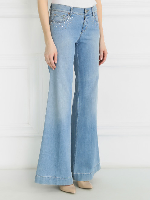 Широкие джинсы из светлого денима с декоративной отделкой  - Модель Верх-Низ