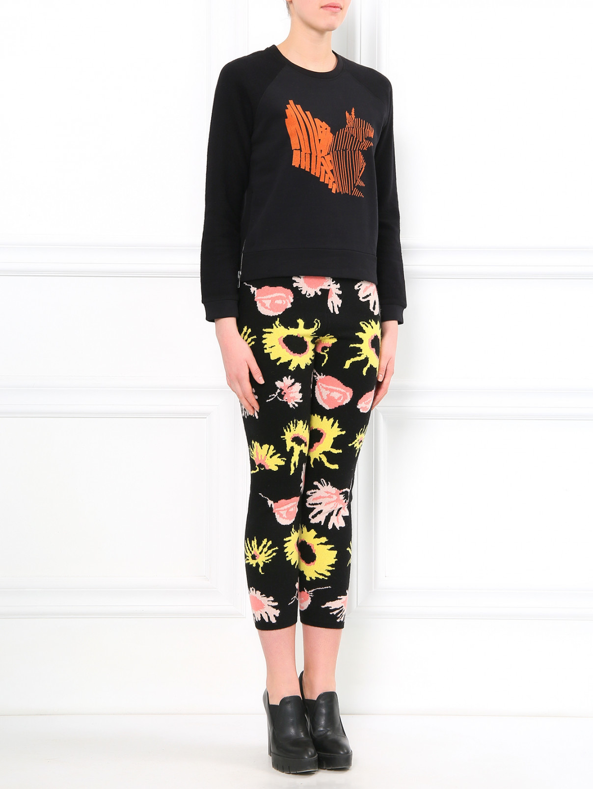 Трикотажные брюки из шерсти с цветочным узором Moschino Cheap&Chic  –  Модель Общий вид  – Цвет:  Черный
