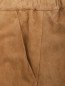 Укороченные брюки из замши на резинке DROMe  –  Деталь